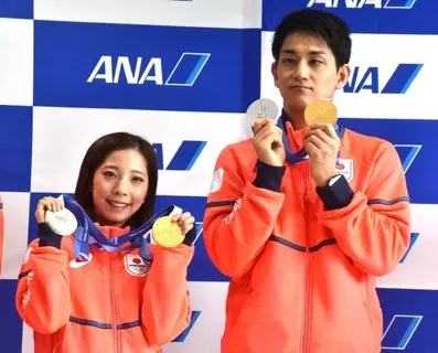 “りくりゅう”三浦璃来＆木原龍一が「新しい形の始球式」→世界熱狂「Great pitching!」「Wow It's like magic」