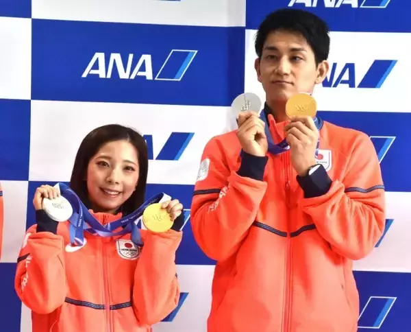 “りくりゅう”三浦璃来＆木原龍一が「新しい形の始球式」→世界熱狂「Great pitching!」「Wow It's like magic」
