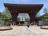 「志田未来、大ファン・FRUITS ZIPPERの推しメンバー明かす　金沢の神社で推しカラーのお守り探す」の画像1