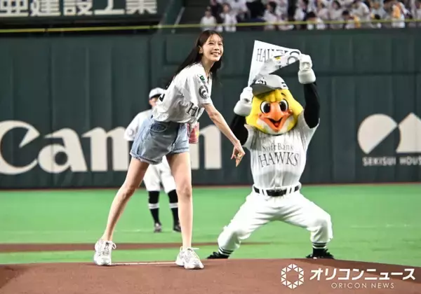 貴島明日香、『鷹祭 SUMMER BOOST』始球式に登場「すごく緊張」　ショーパンから大胆美脚
