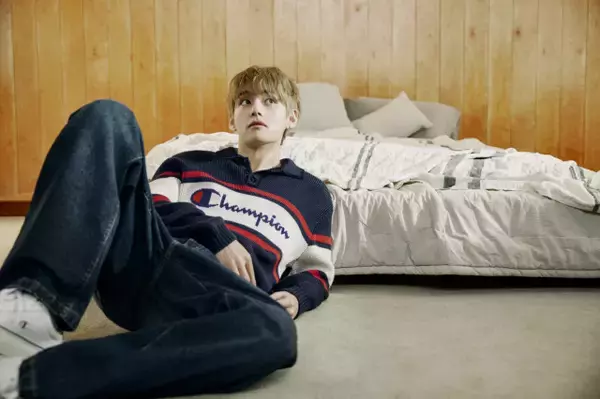 BTS・V、「True Champion」の新ビジュアル公開　ポロシャツやパーカーを着こなし逆立ちも
