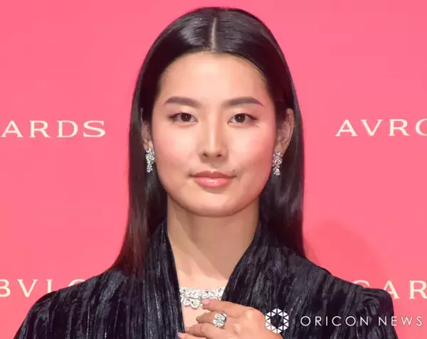 すみれ、美ウエストのぞく“驚きシルエット”のトップス姿に注目集まる「センスの塊です」「それ、どーなってんの？」「下がとても気になるw」