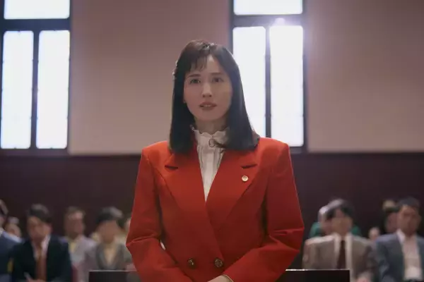 綾瀬はるか＆ファーストサマーウイカ、赤と黄色のボディコン姿で法廷へ「ケチャップ＆マスタードです（笑）」　『ファーストボイス』公開直前映像