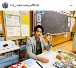 中村蒼、“教え子たち”と並びニッコリ笑顔「うひゃー！蒼君、良い顔してるわ」「みんな可愛い」「将来有望なお顔立ち」　ドラマ『フェイクマミー』オフショット