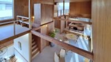 渡辺篤史『建もの探訪』吹き抜け6メートルの“ハコ空間”　庭と連続する設計美