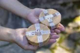 鹿せんべいの香りがする入浴剤発売へ　奈良の新たなお土産に？　「奈良を思い出す香り」不快さ軽減の開発秘話とは