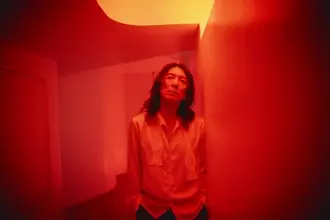 吉井和哉、新曲「甘い吐息を震わせて」MV公開　ダンスチームとの初の競演にも注目