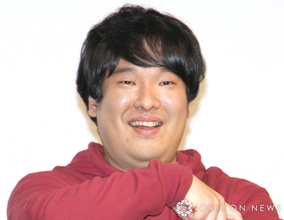 岡崎体育、体調不良のため生配信を延期「発熱と喉の痛みがある為…」「回復につとめさせていただきます」