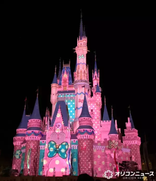 シンデレラ城がミニーに染まる！　TDL『ミニー×パルパル』で特別演出「ファンダーナイト」実施