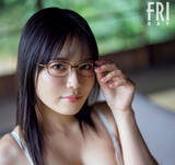 「グラビアアイドルの枠を超えマルチに活躍する東雲うみ、グラマラスな二刀流ボディをFRIDAY最新号で披露」の画像1