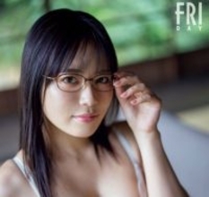 グラビアアイドルの枠を超えマルチに活躍する東雲うみ、グラマラスな二刀流ボディをFRIDAY最新号で披露