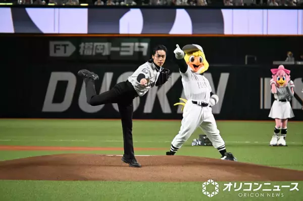THE RAMPAGE川村壱馬、美麗な投球フォームでセレモニアルピッチ　ホークス津森宥紀からグラブ贈られ「家宝にします」
