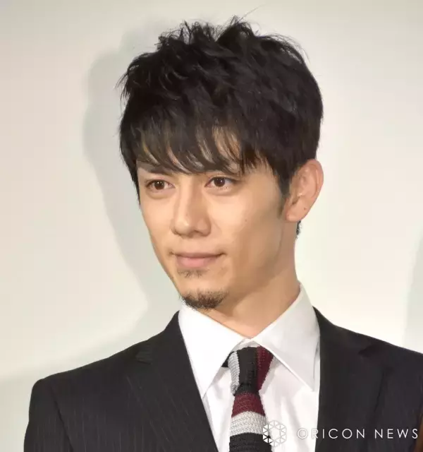 『鎧武』“戦極凌馬”青木玄徳、キャストパワーと業務提携を報告「以後よろしくお願いします」