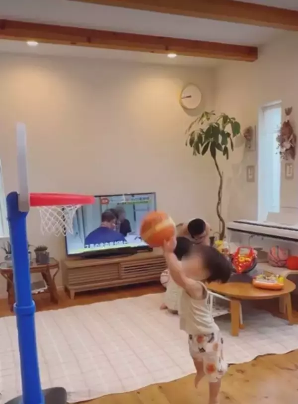 1歳なのにゴールに入る高さまでボールが飛ぶ…将来は日本代表？ ドリブル＆ピボットまでこなすバスケ練習「うそだー！上手すぎる」