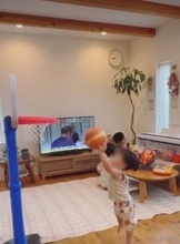 1歳なのにゴールに入る高さまでボールが飛ぶ…将来は日本代表？ ドリブル＆ピボットまでこなすバスケ練習「うそだー！上手すぎる」