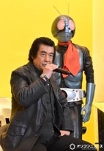 藤岡弘、『仮面ライダー』55周年にしみじみ「あらゆる面で思い出深い」　1号像と2ショット　藤岡真威人も登場