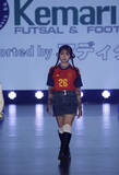 「辻ちゃん長女・希空、サッカースペイン代表ユニまといランウェイ　ひときわ目を引く存在感放つ【サツコレ2026SS】」の画像1