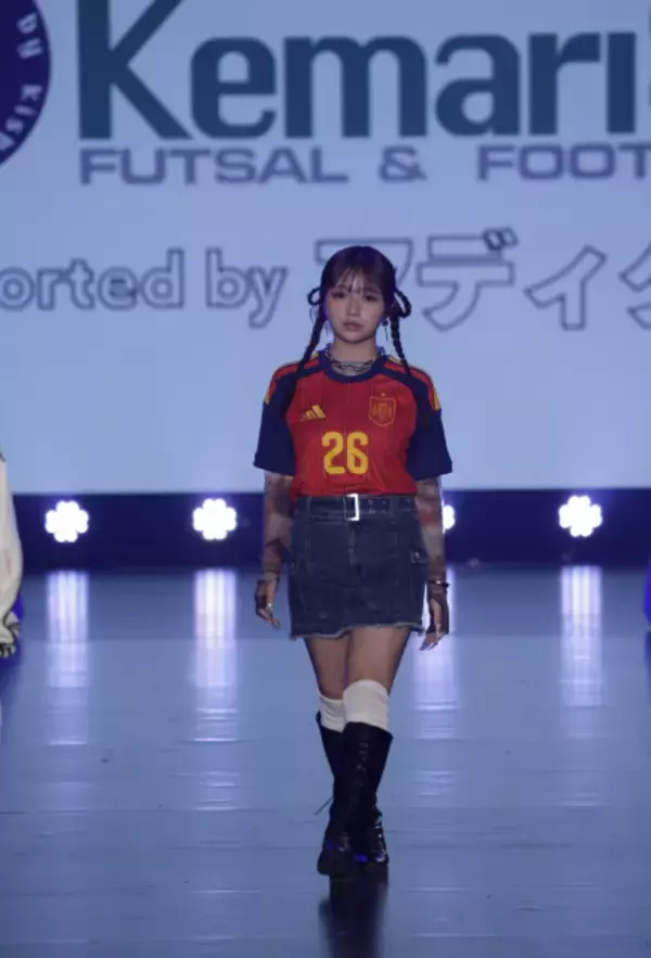 辻ちゃん長女・希空、サッカースペイン代表ユニまといランウェイ　ひときわ目を引く存在感放つ【サツコレ2026SS】