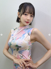 岡田紗佳「見下されたい？？？？？」　ボディラインあらわな衣装に反響相次ぐ「たまらん！」