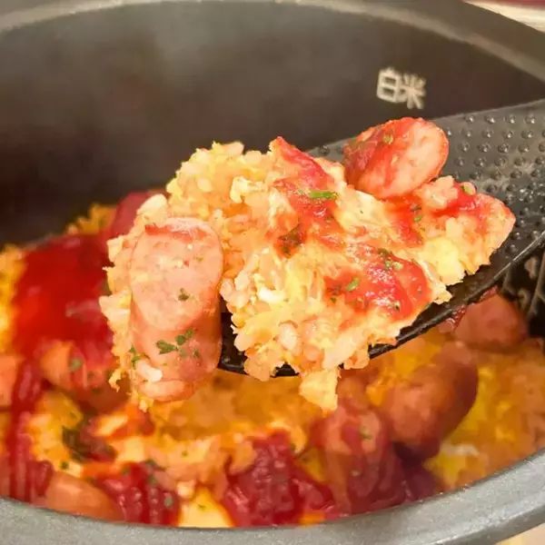 炊飯器に全部入れるだけの「一撃飯」…800万回以上見られた“背徳オムライス”が罪深すぎる