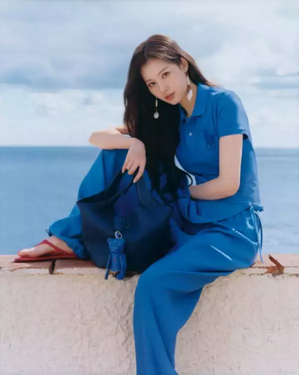 TWICE・SANA、地中海の開放的なロケーションで軽やかさ体現　「ラルフ ローレン」ビジュアルで美脚も