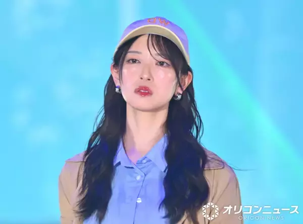 日向坂46・金村美玖、ベージュ×青のトレンドカラー映える“ゆるマニッシュ”スタイル