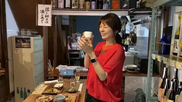 飯島直子、青梅市でハシゴ酒　角打ち→焼き鳥＆刺身