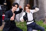 「映画『仮面ライダーゼッツ』オフショット解禁　曽野舜太が今井竜太郎と“滅”＆天野浩成からバックハグ　CODEのエージェントも大集結」の画像1