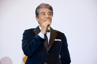 舘ひろし、『あぶない刑事』40周年“始まりの日”にサプライズ登場　中条静夫さんの33回忌にも思い