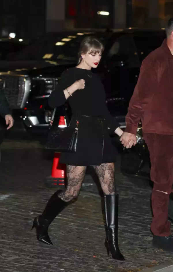 テイラー・スウィフト、ミニスカ＆手つなぎ姿を撮影される　ルイ・ヴィトンのバッグは「67万6500円」