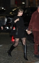 テイラー・スウィフト、ミニスカ＆手つなぎ姿を撮影される　ルイ・ヴィトンのバッグは「67万6500円」