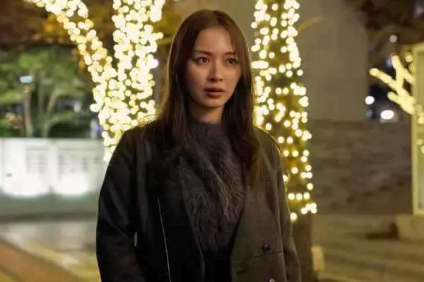 内田理央“千春”、行為中の写真に脅されて屈し…　SNS「身も心もどんどん汚れていく〜」『略奪奪婚』第4話【ネタバレあり】