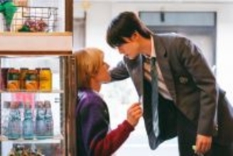 山中柔太朗、高松アロハに“冷蔵庫ドン”　『純愛上等』アクションシーンも公開