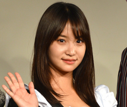 永尾まりや、水着姿で妖艶な視線　“モテクイーン”の魅力全開グラビアの撮影風景公開