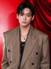 BTS・V、大量のオフショット公開　ジミー・ファロンとの2ショット＆7人の写真も「テテが楽しそう」「こんなかわいいテテを撮ってくれた人に心から感謝」