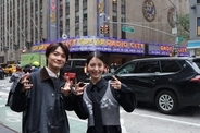 神木隆之介＆浜辺美波、ニューヨークの街中で「ゴジラポーズ」！ →ドレスアップしてレッドカーペット登場