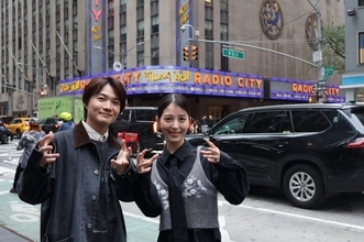 神木隆之介＆浜辺美波、ニューヨークの街中で「ゴジラポーズ」！ →ドレスアップしてレッドカーペット登場