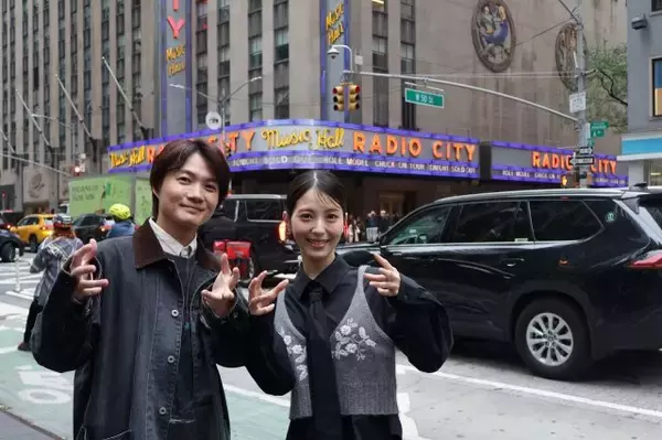 神木隆之介＆浜辺美波、ニューヨークの街中で「ゴジラポーズ」！ →ドレスアップしてレッドカーペット登場