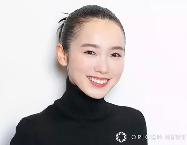 「目元が似てる」飯豊まりえ、そっくり子役との“密着2ショット”に反響「本当の親子みたい！」　『LOST10』で親子役