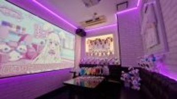カラオケ館、“業界最大級”25色に切り替え可能な推し活ルーム「カラ推し館」誕生　飾りスペース＆推し色・ドリンクも