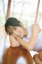 乃木坂46賀喜遥香、雨の日グラビアで艶めきノースリーブ姿　『サンデー』表紙＆巻頭に登場