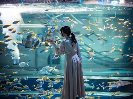 神戸の映えるアクアリウムで驚きの光景　ベテラン飼育員も驚く「巨大ドジョウ」登場…写真を公開