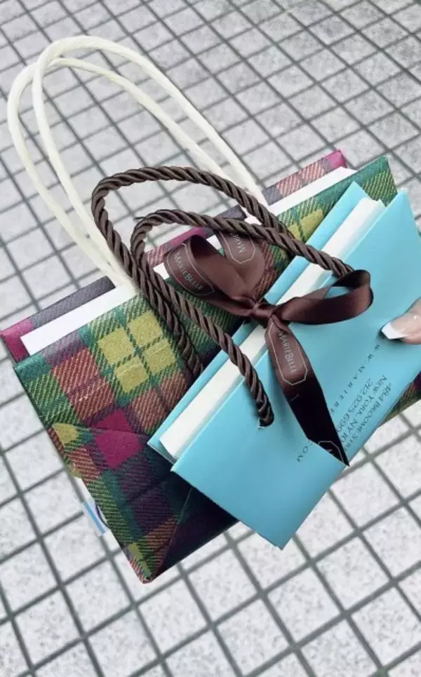 おしゃれなブックカバーの”柄“に見覚え…？　「これだけ持って公園に行くのがいい」可愛いリメイク術