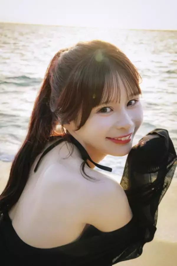 CANDY TUNE村川緋杏、寝起きすっぴん＆水着カット披露　初写真集で“びびちゃん”全開