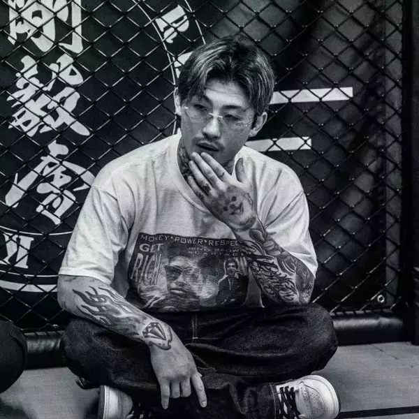 平本蓮、新たなタトゥー公開　敬愛するラッパーに「LMSベルト」先日は『ジョジョ』人気キャラも体に刻む