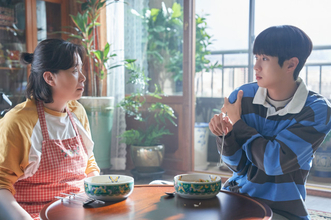 チェ・ウシク＆チャン・ヘジン再共演『あな母』本予告解禁　笑いと涙の数々を映し出す場面写真も