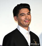 「賀来賢人、客席をマジダッシュ　プロデュースする映画のグッズを配りまくる」の画像1