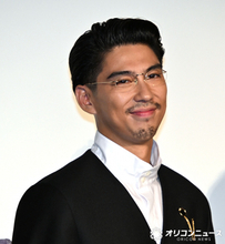 賀来賢人、客席をマジダッシュ　プロデュースする映画のグッズを配りまくる