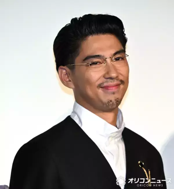 賀来賢人、客席をマジダッシュ　プロデュースする映画のグッズを配りまくる
