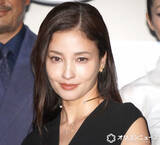 「“座長”黒木メイサ、謙そんも照れ笑い「誰かフォローして、すぐ！」」の画像1